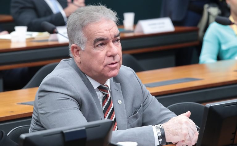 Deputado Zé Neto fala ao microfone