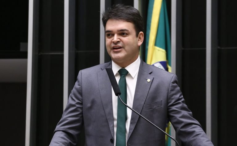 Deputado Rubens Pereira Júnior fala ao microfone