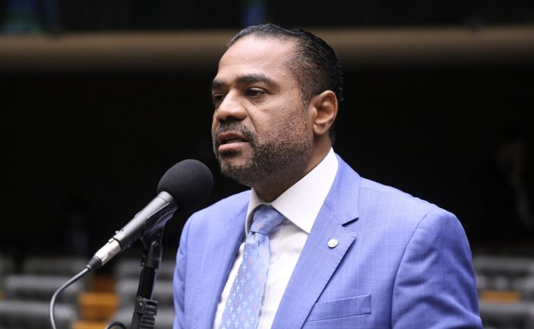 Deputado Márcio Marinho fala ao microfone