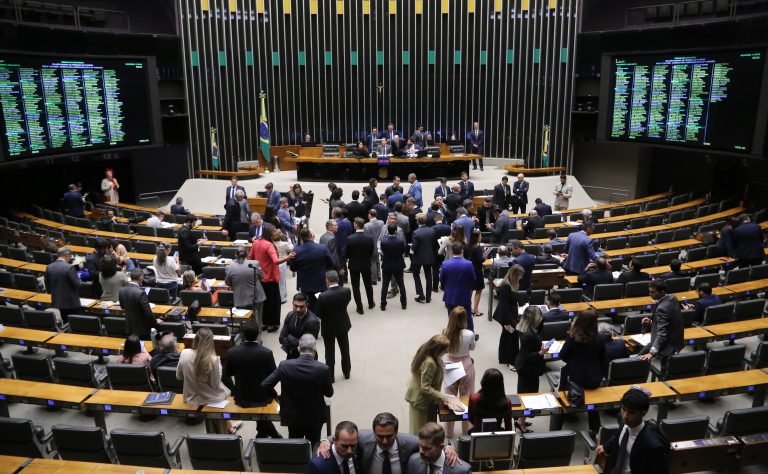 Discussão e votação de propostas legislativas.