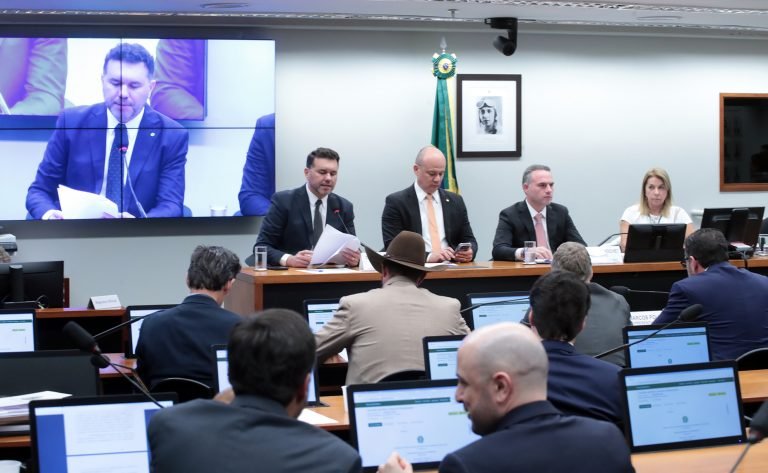 Deputados reunidos numa sala