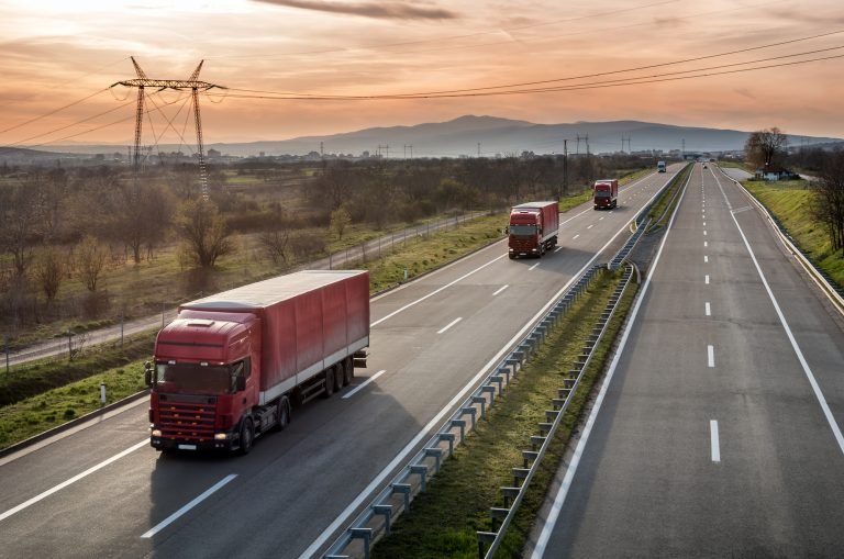Transporte - geral - caminhões - rodovia - caminhoneiro - caminhão - estrada