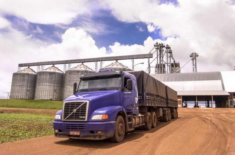 Agropecuária - geral - armazém agropecuário - Caminhão carregado com soja espera em frente ao centro de armazenamento de grãos de uma fazenda no estado de Mato Grosso