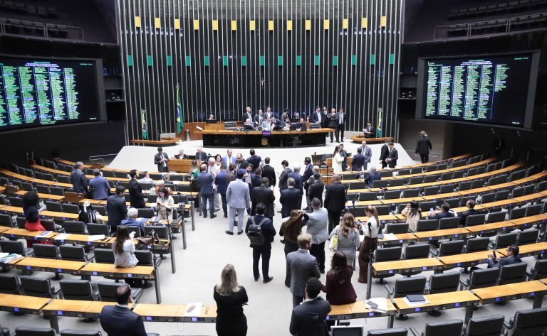 Discussão e votação de propostas legislativas.