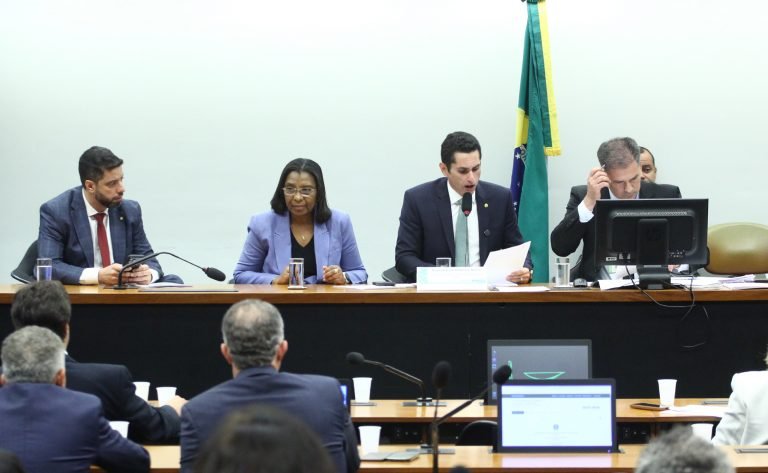 mesa da comissão de orçamento