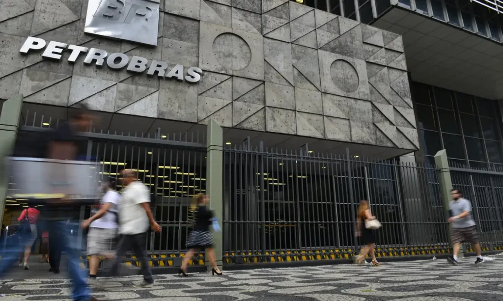 Petrobras faz concurso para nível técnico com salário de R$ 5,8 mil Petrobras faz concurso para nível técnico com salário de R$ 5,8 mil