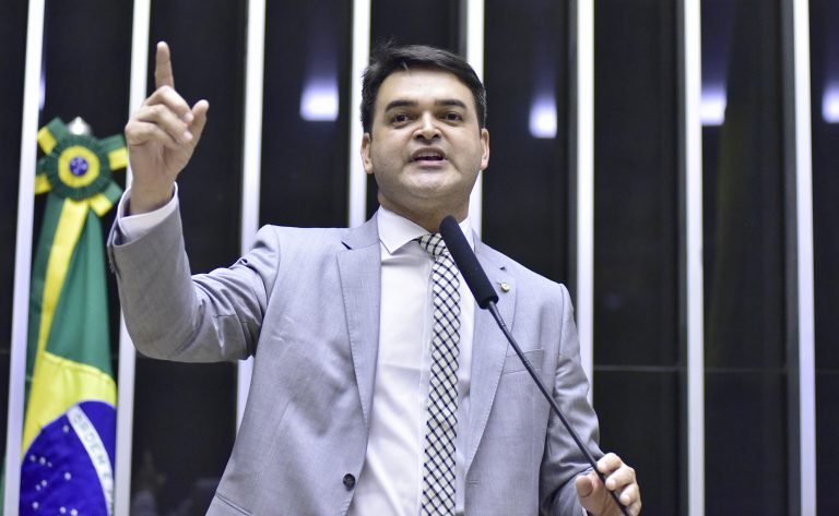 Rubens Pereira Júnior discursa na tribuna do Plenário