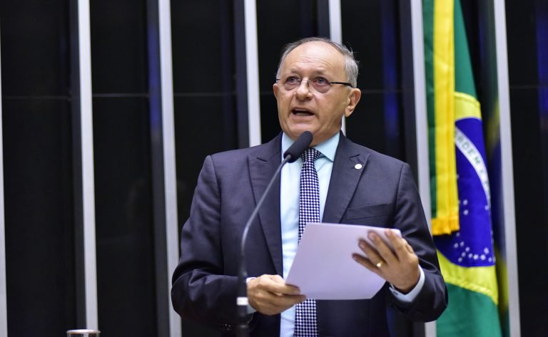 Benes Leocádio discursa na tribuna do Plenário