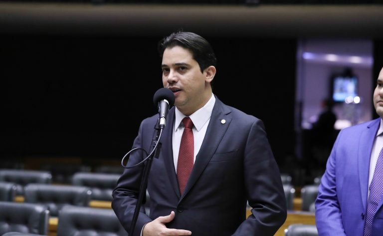 Júnior Mano discursa no Plenário da Câmara
