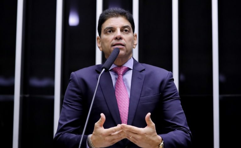 Claudio Cajado discursa na tribuna do Plenário