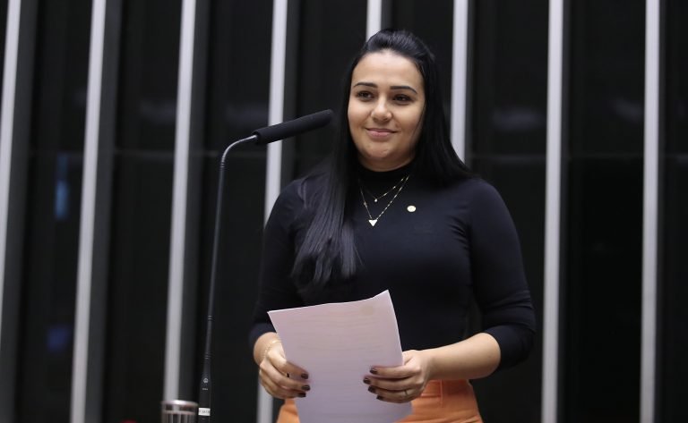 Deputada Dayany Bittencourt fala ao microfone