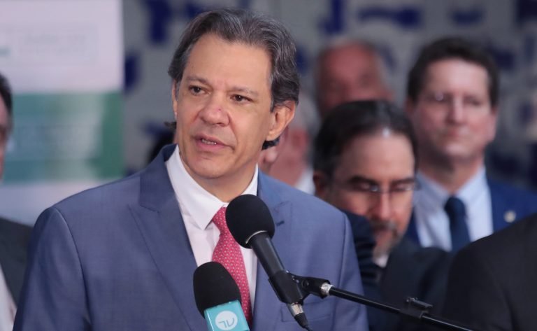 Ministro da Fazenda, Fernando Haddad, fala ao microfone