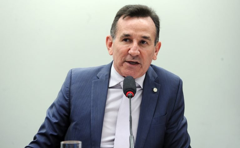 Deputado Jorge Goetten fala ao microfone