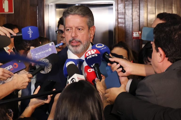 Presidente da Câmara dos Deputados, Arthur Lira, fala ao microfone