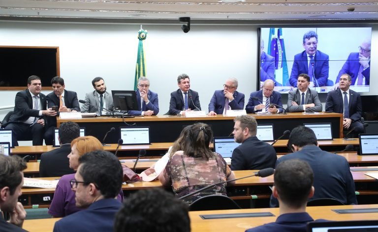 Deputados reunidos numa sala