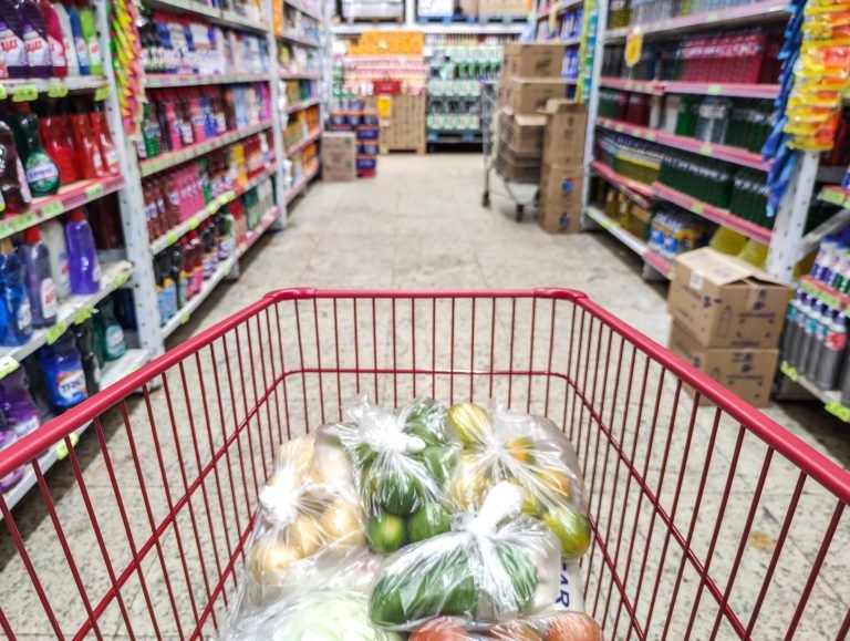 Carrinho de compras em corredor de supermercado