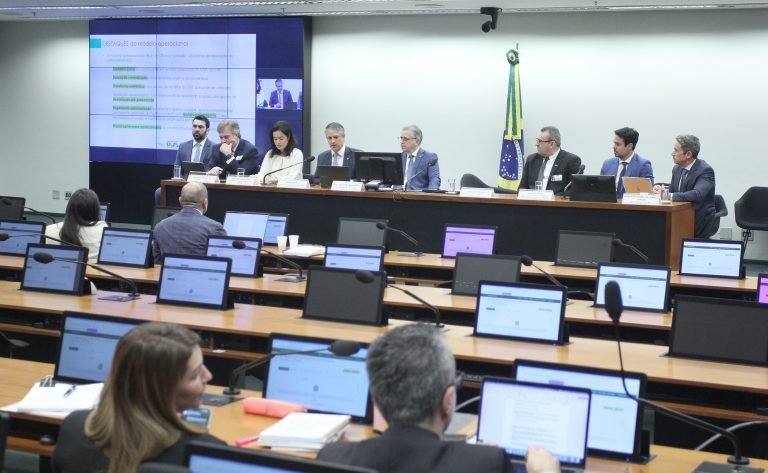 Audiência Pública - Modelo operacional do IBS e da CBS. Diretor de Assuntos Tributários da Associação Brasileira de Comércio Eletrônico - ABCOMM - Associação Brasileira de Comércio Eletrônico - ABCOMM, Guilherme Henrique Martins Santos; Presidente do Centro de Estudos das Sociedades de Advogados - CESA - Centro de Estudos das Sociedades de Advogados - CESA, Gustavo Brigagão; Diretora de Assuntos Institucionais da Associação Brasileira de Empresas de Vendas Diretas - ABEVD - Associação Brasileira de Empresas de Vendas Diretas - ABEVD, Adriana Angelozzi; Diretor de Programa da SERT-MFAZ - Diretoria de Programa da Secretaria Extraordinária da Reforma Tributária do Ministério da Fazenda, Daniel Loria; Dep. Joaquim Passarinho (PL - PA); Auditor Fiscal de Joinville-SC, representando a Confederação Nacional dos Municípios - CNM - Confederação Nacional dos Municípios - CNM, Miqueas Libório; Consultor da Associação Brasileira de Instituições de Pagamentos - ABIPAG - Associação Brasileira de Instituições de Pagamentos - ABIPAG, Paulo César Teixeira Duarte Filho; Representante da Frente Nacional de Prefeitos e Prefeitas - FNP - Frente Nacional de Prefeitos e Prefeitas - FNP, Roberto Gomes de Albuquerque Melo Junior