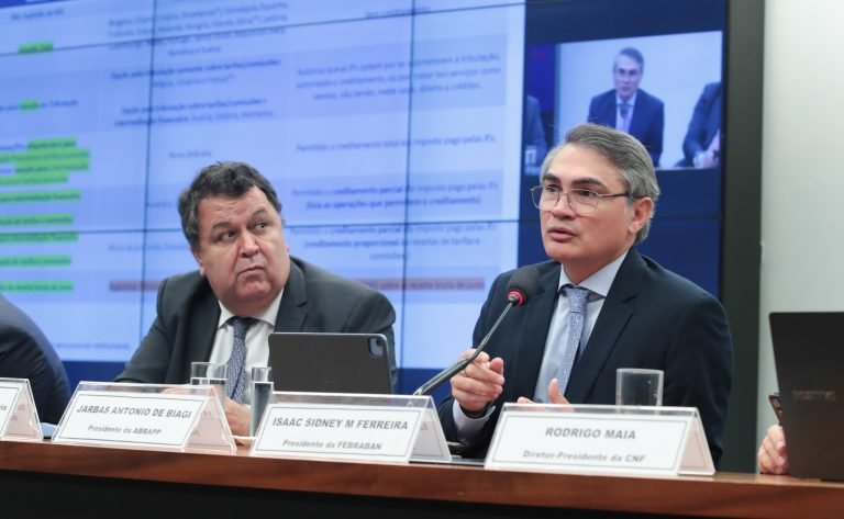 Dois homens estão sentados à mesa
