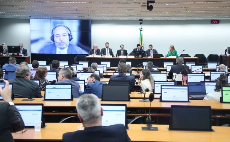 Audiência Pública - Regimes específicos de: combustíveis, sociedades cooperativas e tratados internacionais. Diretor Superintendente da Associação Brasileira dos Produtores de Biocombustíveis - Aprobio - Associação Brasileira dos Produtores de Biocombustíveis - Aprobio, Julio Cesar Minelli; Gerente Jurídico Tributário do Instituto Brasileiro de Petróleo e Gás - IBP - Instituto Brasileiro de Petróleo e Gás - IBP, Mozart Rodrigues; Coordenador-Geral de Privilégios e Imunidades do Ministério das Relações Exteriores - MRE, Maurício Correia; Dep. Claudio Cajado (PP - BA); Assessora Jurídica da Associação Brasileira dos Refinadores Privados - RefinaBrasil, Débora Gasque