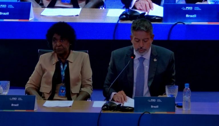 Lira discursa no encerramento da reunião de mulheres parlamentares
