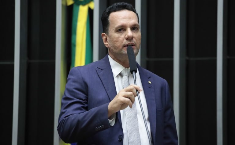 Deputado Joseildo fala ao microfone