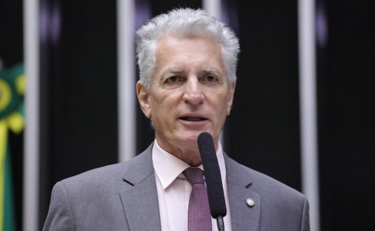 Deputado Rogério Correia fala ao microfone