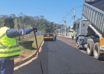 Serviços Públicos realiza asfaltamento em bairros da cidade