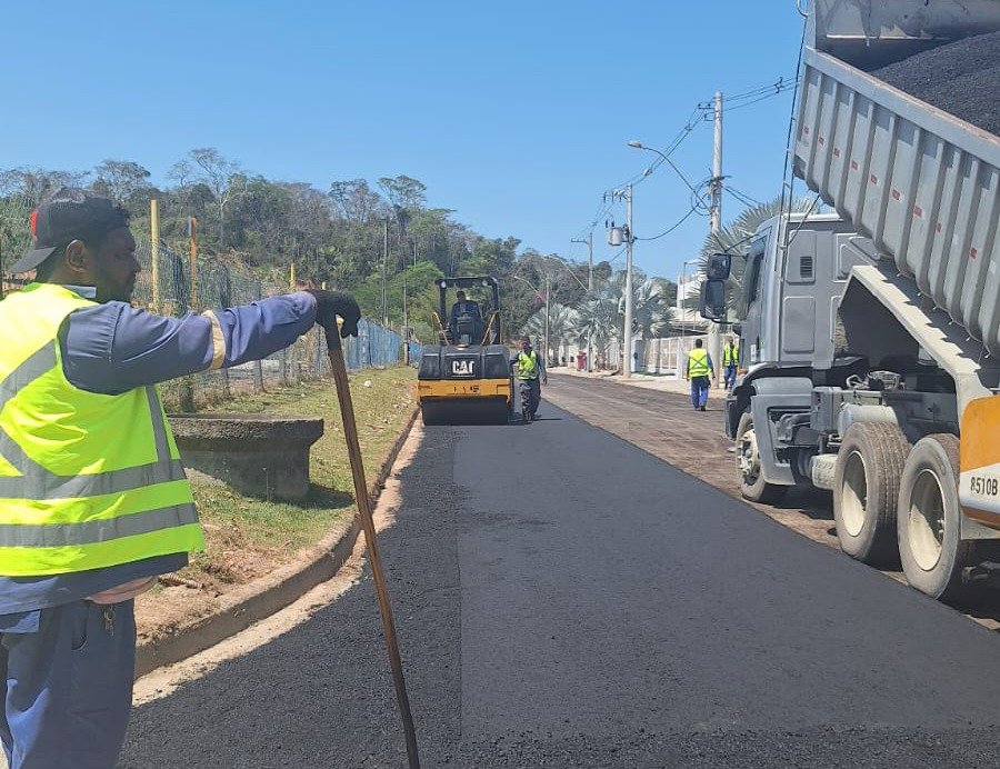 Serviços Públicos realiza asfaltamento em bairros da cidade