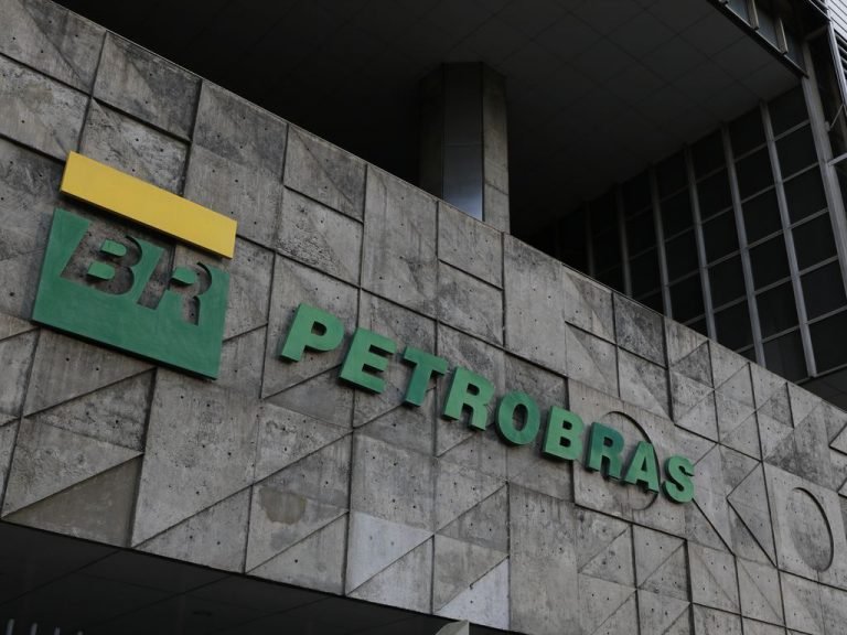 Fachada de um prédio cinza escrito "Petrobras" em verde