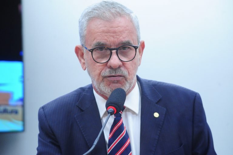 Deputado Waldenor Pereira fala ao microfone