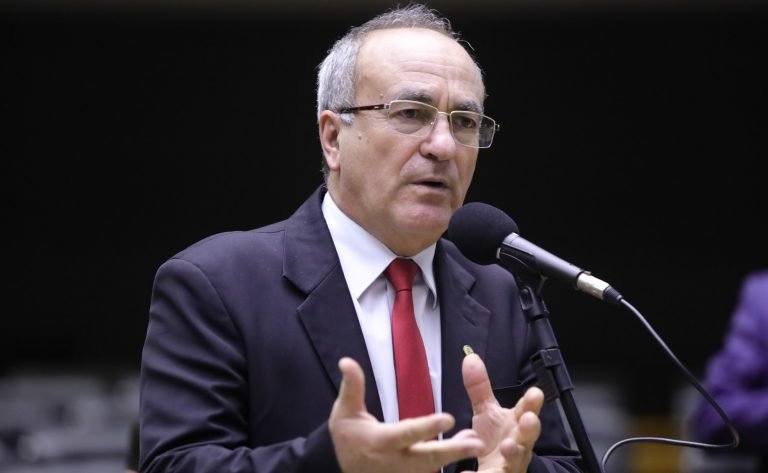 Deputado Marcon fala ao microfone