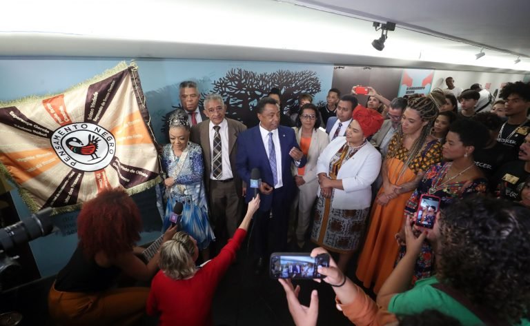 Evento de abertura. Porta bandeira, Vilma Nascimento. Dep. Vicentinho (PT-SP). Dep. Damião Feliciano (UNIAO-PB). Dep. Gisela Simona (UNIÃO-MT). Dep. Dandara (PT - MG).