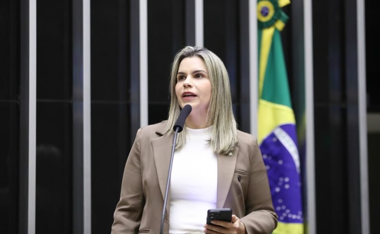 Deputada Clarissa Tércio fala ao microfone