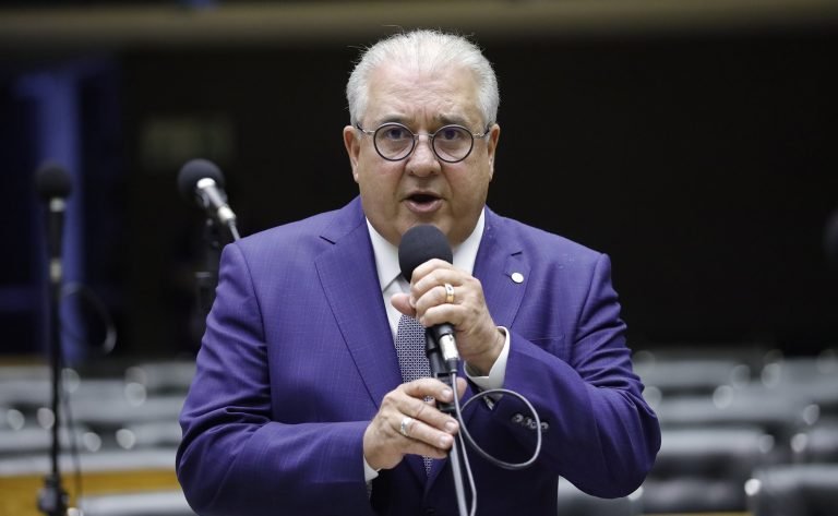 Deputado Augusto Coutinho fala ao microfone
