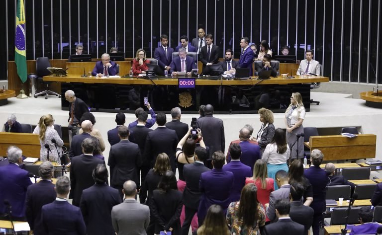 Deputados reunidos no plenário
