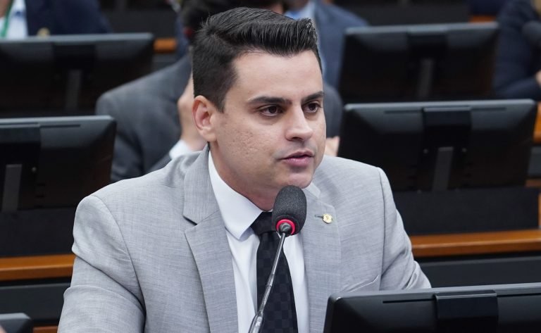 Deputado Yury do Paredão em reunião de comissão