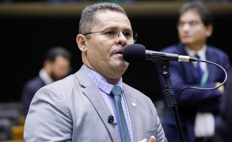 Deputado Albuquerque (Republicanos-RR) fala no Plenário da Câmara dos Deputados