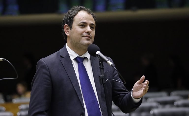 Deputado Glauber Braga fala ao microfone