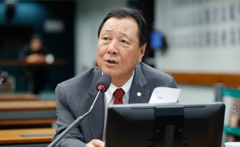 Deputado Luiz Nishimori (PSD-PR) fala em comissão na Câmara dos Deputados