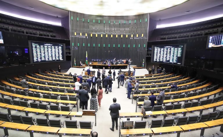 Deputados reunidos no plenário
