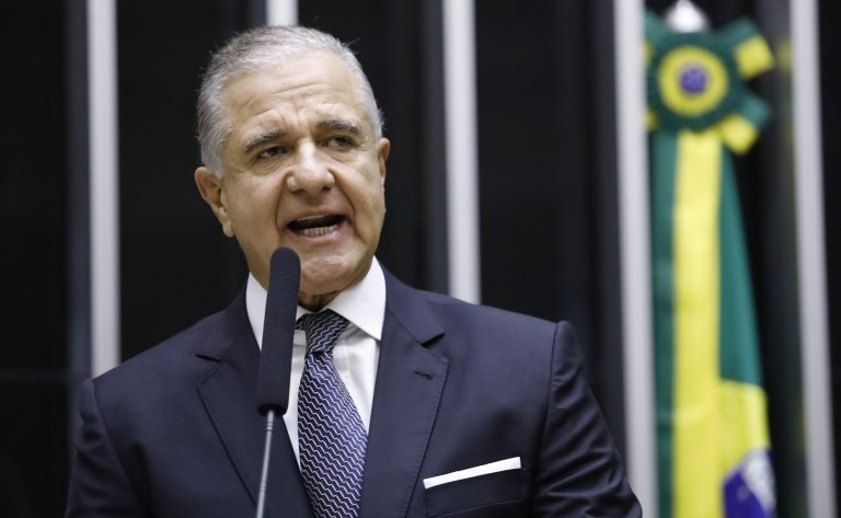 Deputado Julio Lopes fala ao microfone