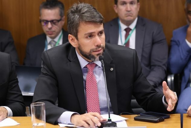 Deputado Pedro Lucas Fernandes fala ao microfone