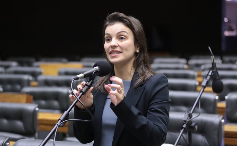 Deputada Marussa Boldrin fala ao microfone