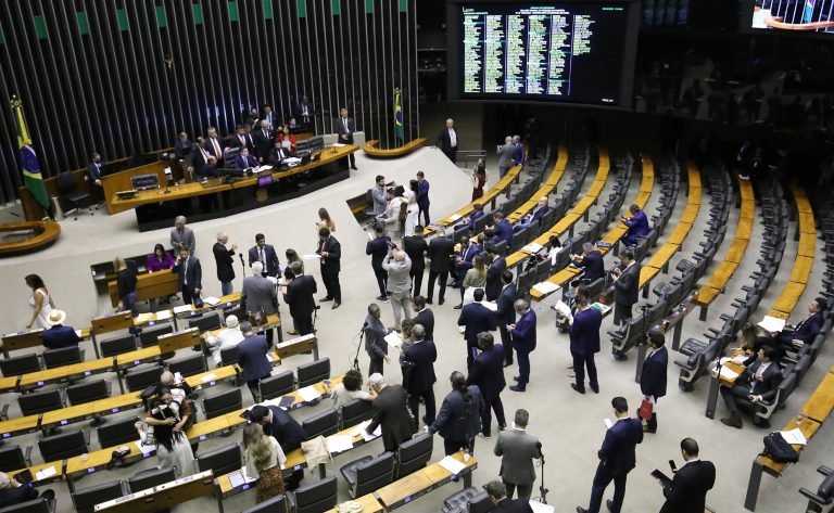 Discussão e votação de propostas legislativas.