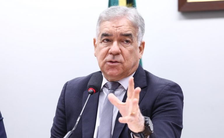 Deputado Zé Neto fala ao microfone