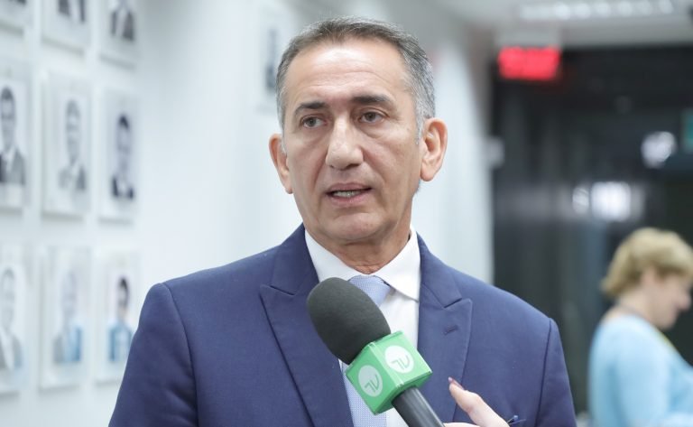 O ministro da Integração, Waldez Góes, fala ao microfone