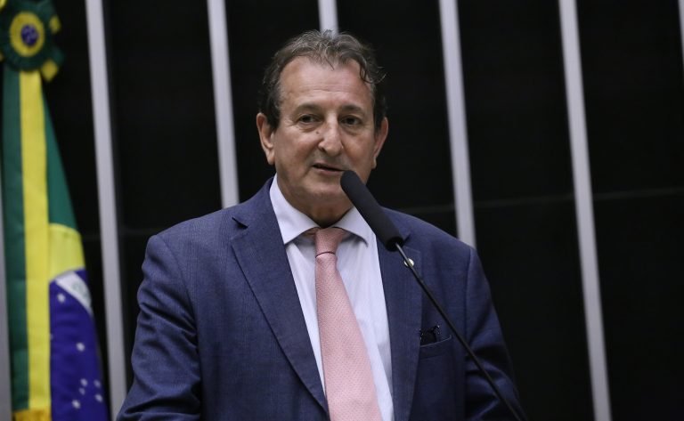 Deputado Nilto Tatto fala ao microfone