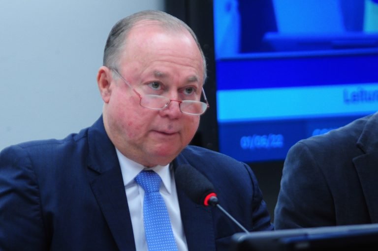 depuado Paulo Azi em reunião de comissão
