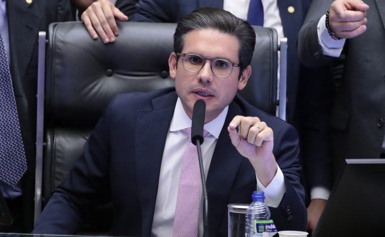 motta preside a sessão do plenário
