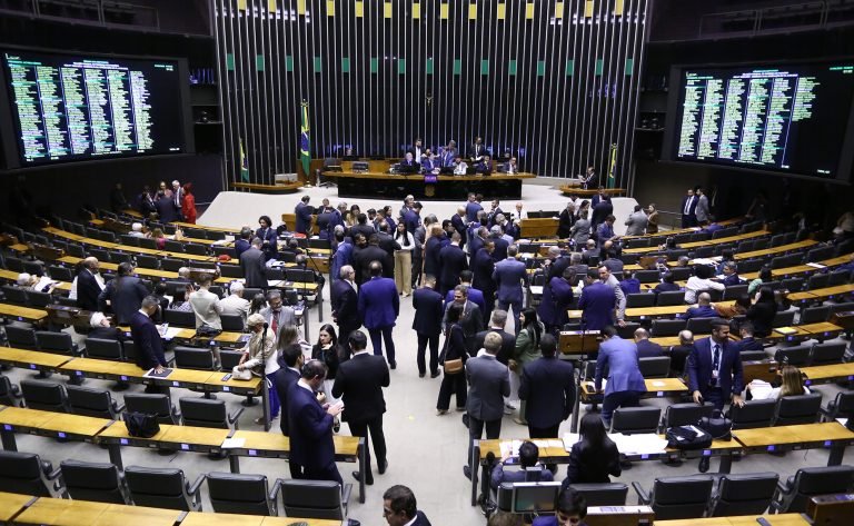 Discussão e Votação de Propostas Legislativas.